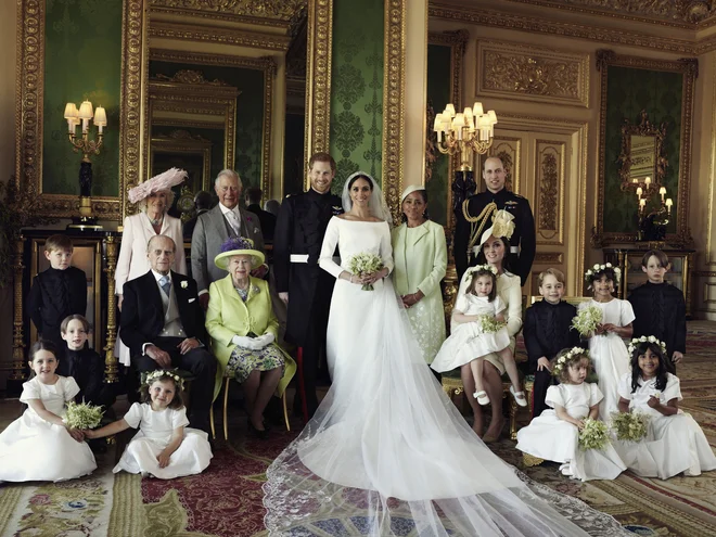 Na fotografiji so poleg Harry in Meghan še Jasper Dyer, Camilla, princ Charles, Doria Ragland, princ William, Brian Mulroney, princ Filip, kraljica Elizabeth II., Kate Middleton s princeso Charlotte v naročju, princ George, Rylan Litt, John Mulroney, Ivy Mulroney, Florence van Cutsem, Zalie Warren in Remi Litt. FOTO: Alexi Lubomirski/Ap