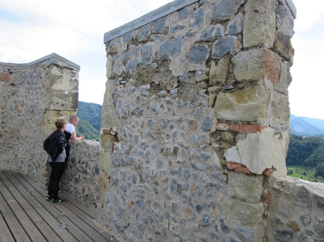 S Friderikovega stolpa se kruši obzidje. FOTO: Špela Kuralt