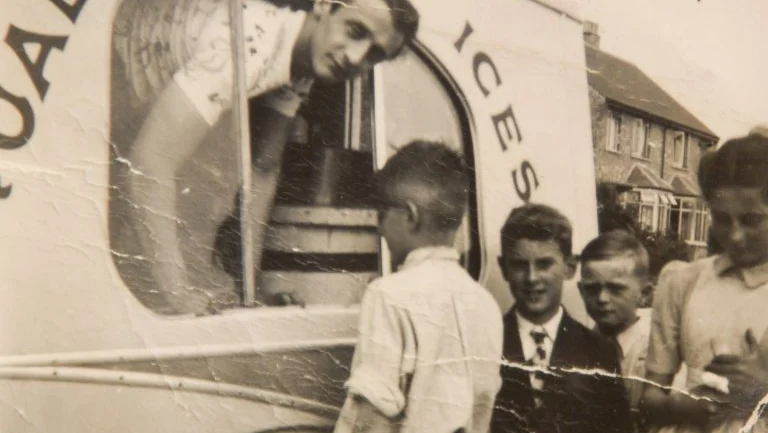 Fotografija: Prej smo toliko let stali v vrstah za kepico iz pol vanilije in pol čokolade, da so naši otroci verjeli, da se sladoledu, če že ne ljubezni do njega, hrvaško reče – »pola-pola«* FOTO: Swns.com