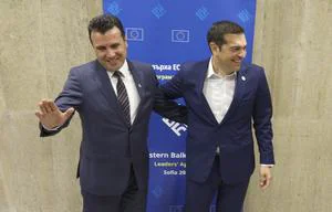 Ne glede na zadržanost Skopja in Aten, sta Zaev in Cipras naredila pomemben korak v reševanju spora. FOTO: Stoyan Nenov/Reuters