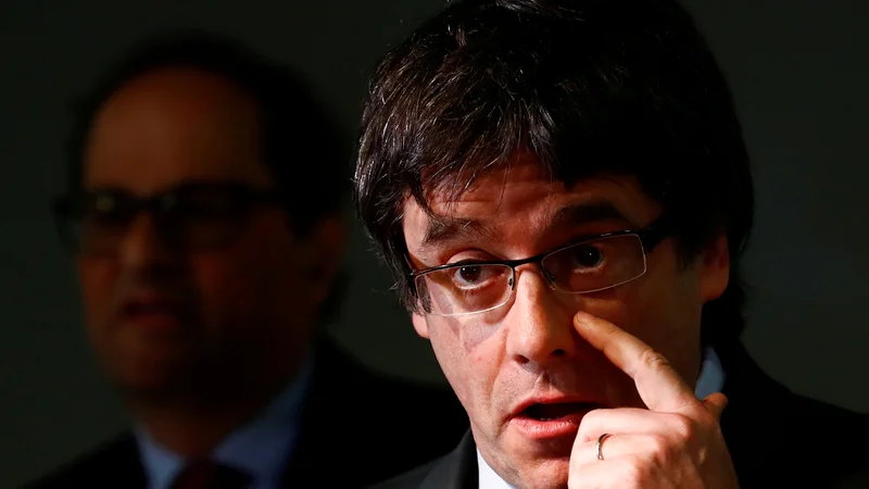 Fotografija: Nemško sodišče je zavrnilo zahtevo tožilcev, da se nekdanji katalonski voditelj Carles Puigdemont vrne v pripor, dokler ne bo jasno, ali bo izročen Španiji. FOTO: Hannibal Hanschke/Reuters