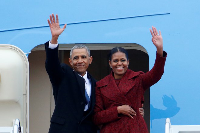 Nekdanji ameriški predsednik Barack Obama in njegova soproga Michelle sta podpisala večletno pogodbo z ameriško platformo videovsebin na zahtevo Netflix za produkcijo televizijskih oddaj, serij in filmov. FOTO: Š Brendan Mcdermid/Reuters