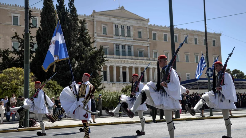 Fotografija: Greek presidential guards parade on March 25, 2017 in Athens, during a military parade marking Greeces Independence Day. / AFP PHOTO / Eleftherios Elis