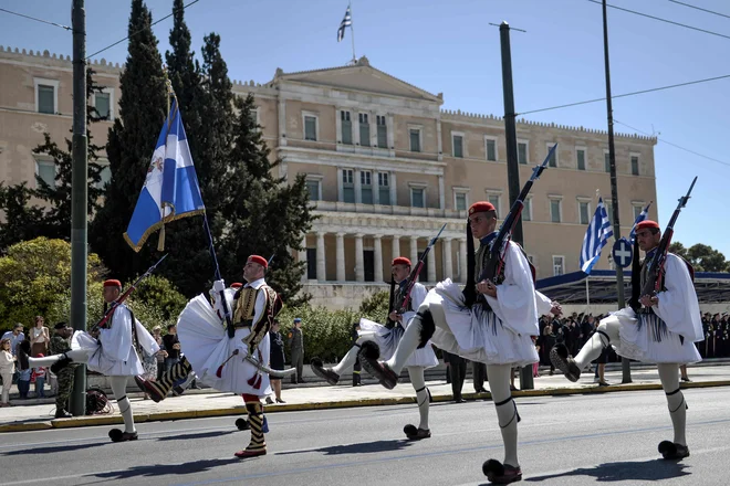 Greek presidential guards parade on March 25, 2017 in Athens, during a military parade marking Greeces Independence Day. / AFP PHOTO / Eleftherios Elis