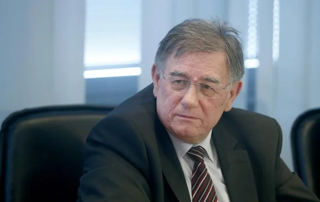 Po mnenju Inštituta za upravno pravo pri Pravni fakulteti v Ljubljani, ki ga vodi dr. Rajko Pirnat (na sliki), bi moral prevzemnik družbe Pro Plus pridobiti soglasje ministrstva. FOTO: Blaž Samec/Delo