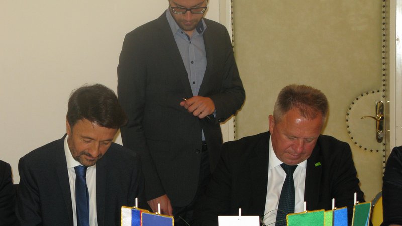 Fotografija: Predsedujoči razvojnega sveta zasavske regije Matjaž Švagan (levo) in gospodarski minister Zdravko Počivalšek podpisujeta dogovor za razvoj Zasavja. FOTO: Polona Malovrh/