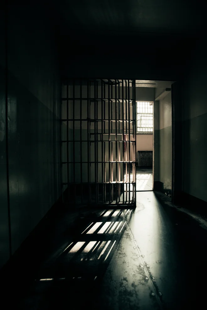 Ameriška kazenska zakonodaja pošilja v zapor revne, ki nimajo dostopa do odvetnika. Gre predvsem za temnopolte in predstavnike drugih manjšin. FOTO: Fhogue/Getty Images/Istockphoto