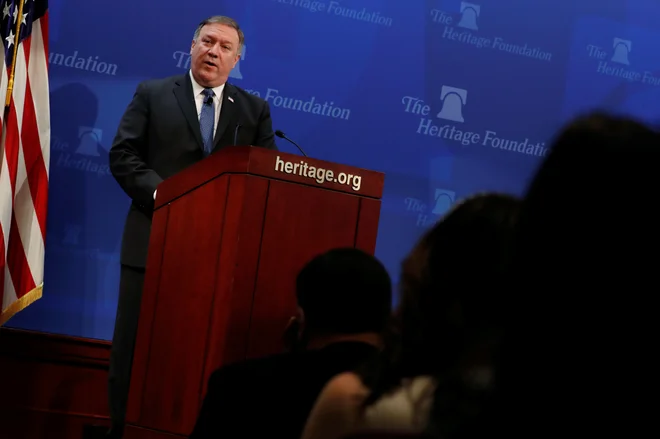 Dva tedna po odločitvi Donalda Trumpa, da se ZDA ne bodo več držale jedrskega dogovora med mednarodno skupnostjo in Teheranom, je Pompeo predstavil načrt ameriške vlade, kako presekati pot do perzijske jedrske bombe. FOTO: Jonathan Ernst/Reuters