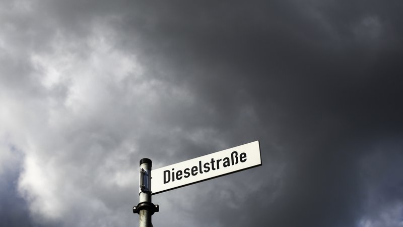 Fotografija: Prepoved je prišla po tem, ko je nemško najvišje upravno sodišče februarja odločilo, da mesta lahko prepovedujejo dizelske avtomobile za boj proti onesnaževanju zraka. FOTO: Markus Schreiber/AP