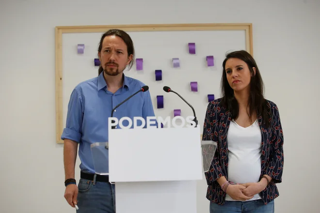 Pablo Iglesias in Irene Montero pred dnevi na tiskovni konferenci. FOTO: Reuters