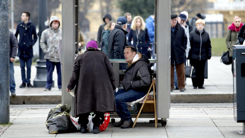 Fotografija: Iz evropske komisije opzarjajo, da se je tveganje revščine in socialne izključenosti znižalo, a ostaja višje od povprečja v EU. FOTO: Roman Šipić