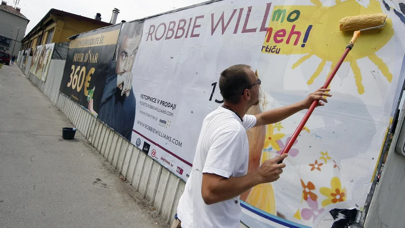 Fotografija: Čeprav se je oglaševanje po vsem svetu že spremenilo v pravo kugo in je zunanje plakatiranje v naših malih merilih še posebno obremenjujoče, vse to, kot kaže, večine Slovencev še ne moti. FOTO: Mavric Pivk