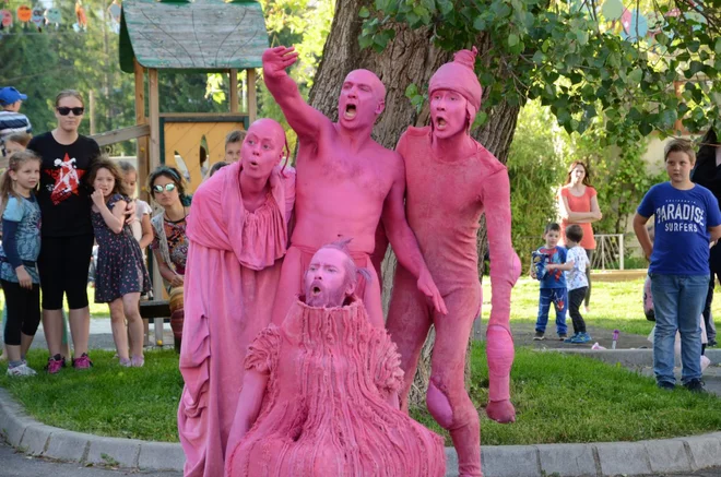 Na fotografiji prizor z lanskoletnega festivala v Hrastniku ob interaktivni predstavi skupine KUD Ljud. FOTO: Simon Tanšek