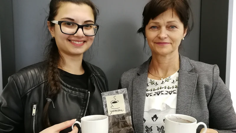 Dijakinja Jana Eminovič in mentorica Ivana Ciglič z bezgovo kavo, za katero so dobili ponudbo poslovnega angela za prodajo po spletu. FOTO: Simona Fajfar