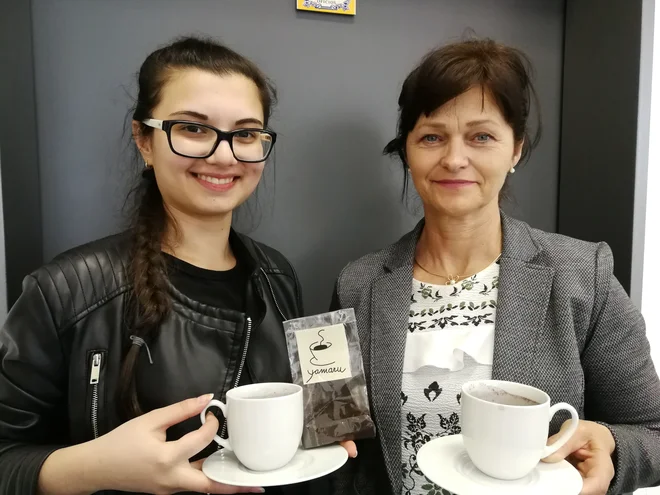 Dijakinja Jana Eminovič in mentorica Ivana Ciglič z bezgovo kavo, za katero so dobili ponudbo poslovnega angela za prodajo po spletu. FOTO: Simona Fajfar