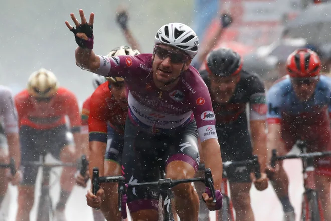 Elia Viviani bo po pokru zmag nosil rožnato majico vse do Rima. Foto AFP