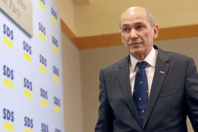 V SDS so zatrjevali, da je stranki z obsodilnimi sodbami, ki jih je ustavno sodišče razveljavilo, in zaporom predsednika SDS narejena velika politična in posledično premoženjska škoda. FOTO: Tomi Lombar/Delo