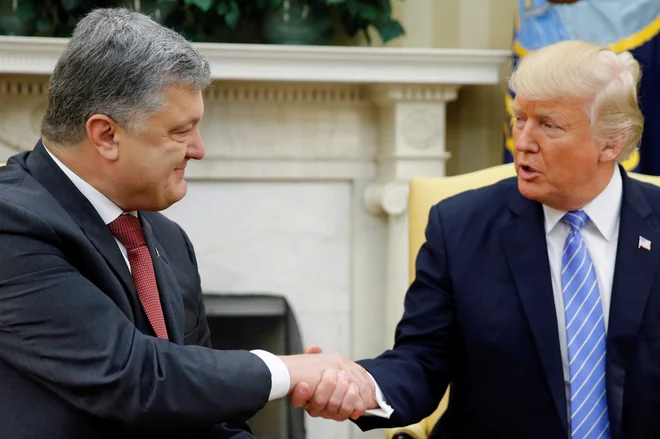 Petro Porošenko in Donald Trump sta se srečala junija lani. FOTO: Jonathan Ernst/Reuters
