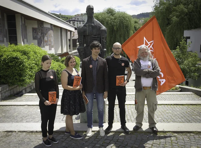 Luka Mesec s sodelavci v Zasavju. FOTO: Jože Suhadolnik