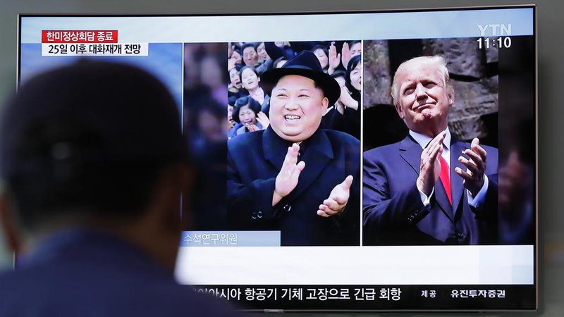 Fotografija: Srečanje Kim Džong Una in Donalda Trumpa je načrtovano za junij v Singapurju. FOTO: Lee Jin-man/AP