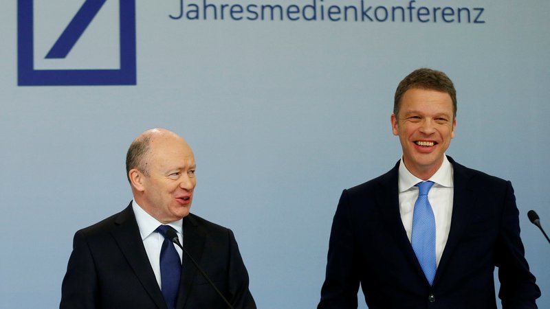 Fotografija: Nekdanji izvršni direktor Deutsche Bank John Cryan in Christian Sewing, ki ga je zamenjal aprila letos. FOTO: Ralph Orlowski/Reuters