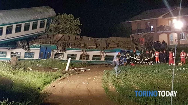 Poleg lokomotive sta se iztirila še dva vagona. FOTO: AP