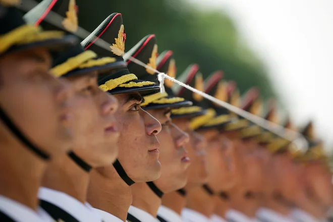 Častna četa je pozdravila obisk Angele Merkel v Pekingu. FOTO: Jason Lee/Reuters