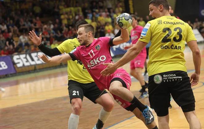 Gal Marguč, novopečeni reprezentant, in njegovi Celjani so 9. maja v Velenju zmagali s 27:24. Foto: Mavric Pivk
