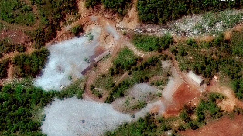 Fotografija: Z »velikansko eksplozijo« je bilo v četrtek uničeno jedrsko oporišče Pungje Ri. FOTO: Digitalglobe/Reuters
