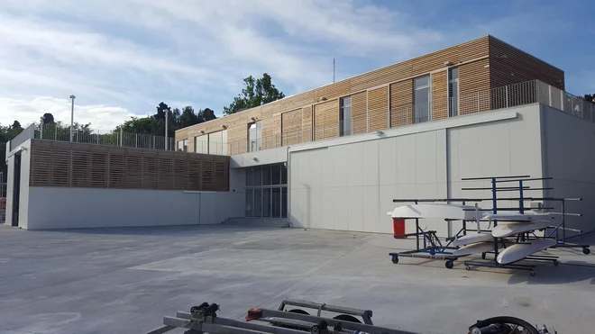 Novi center je v lesu, ker želi spominjati na stari lesen hangar. FOTO: Boris Šuligoj/