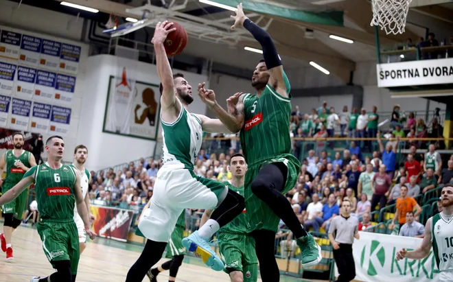 Devin Oliver (Št. 5) je bil v torek eden redkih pri Olimpiji, ki je pokazal bojevit duh.