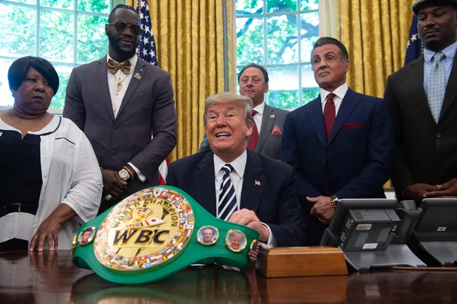 V Ovalni pisarni so se tako včeraj zbrali nekdanji in sedanji prvaki, ob ameriškem predsedniku je stal igralec <strong>Sylvester Stallone</strong>, eden od številnih znanih Američanov, ki so se leta zavzemali, da Bela hiša popravi dolgoletno krivico. FOTO: Nicholas Kamm/AFP