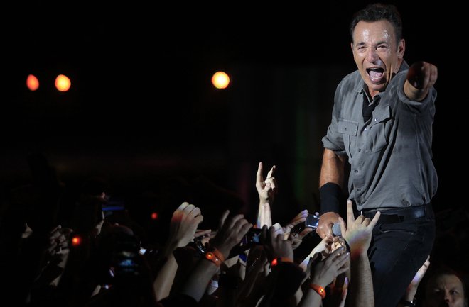 Bruce Springsteen je unikaten v tem, kako se zna vživeti v ljudi pod odrom. V njem še vedno živi 15-letnik, ki si želi videti najboljši koncert na svetu. FOTO: Reuters