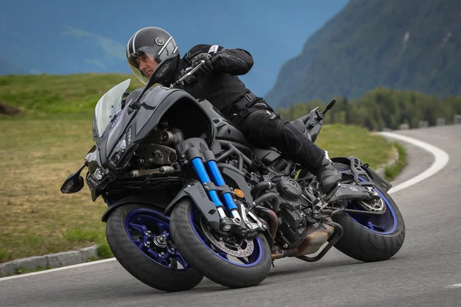 Niken ni tricikel, ima pa res tri kolesa, a ga ni mogoče voziti z izpitom kategorije B, saj je to čistokrven motocikel s kar 84 kW (115 KM) moči.