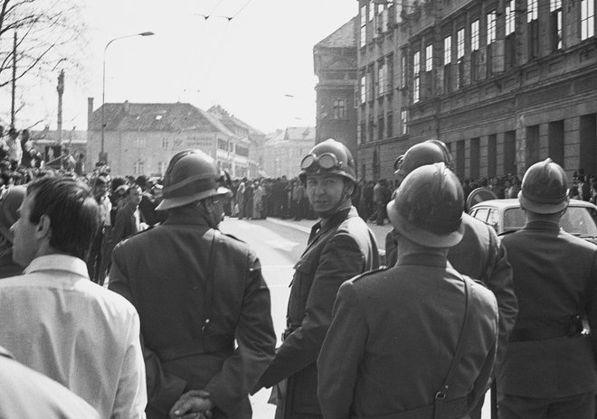Kordon miličnikov in študentje, ki gredo proti skupščini. FOTO: Franček Drenovec