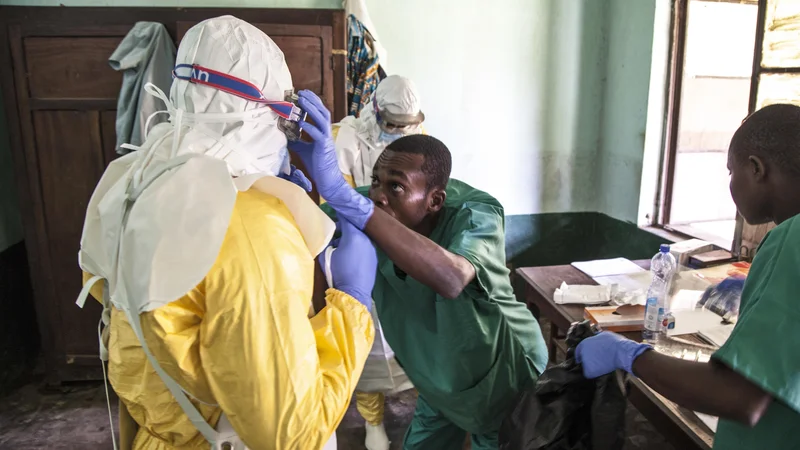 Fotografija: Ebola je izjemno nevarna in nalezljiva bolezen, zato se morajo zdravstveni delavci, ki so najbolj ogroženi, pri stikih z okuženimi popolnoma zaščititi. FOTO AP