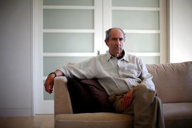 Philip Roth je nekoč dejal, da bi morali brati samo tiste knjige, ki nas pičijo in ugriznejo. FOTO: Reuters