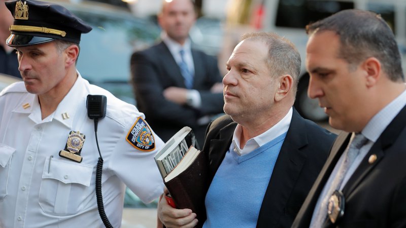 Fotografija: Weinstein se je predal policiji. FOTO: Lucas Jackson/Reuters
