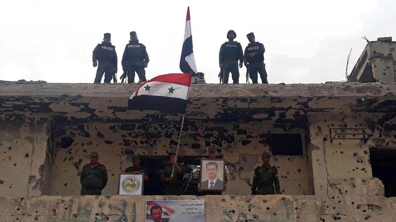 Fotografija: Sirski vojaki in policisti po zasedbi ene zadnjih utrdb Islamske države v bližini Damaska. FOTO: SANA via AP