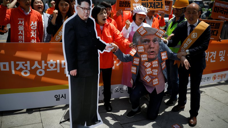 Fotografija: V Seulu je skupina mirovnikov pred ameriškim veleposlaništvom protestirala zaradi odločitve Donalda Trumpa. FOTO: Reuters