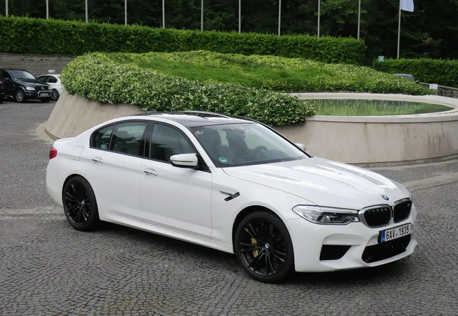 BMW M5 nadaljuje slavno pot predhodnikov, med katerimi je prvega in drugega poganjal vrstni šestvaljnik, četrtega desetvaljnik, vse druge, s trenutnim vred, pa osemvaljni stroj. FOTO: Bruno Kuzmin