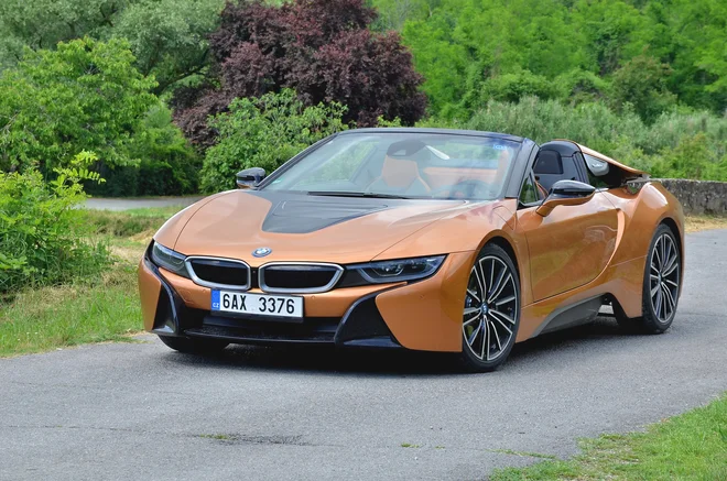 BMW i8 je bil najprej kupe, zdaj je še roadster z zložljivo platneno streho. Zmogljivosti precej butičnega hibridno gnanega športnika so se še povečale. FOTO: Gašper Boncelj
