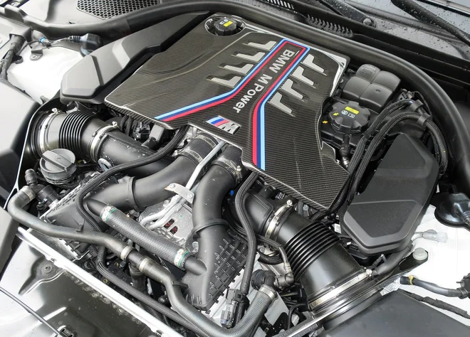 Dihanje 4,4-litrskega bencinskega v najzmogljivejši petici V8 z okroglimi 600 KM podpirata dva turbopolnilnika. FOTO: Bruno Kuzmin