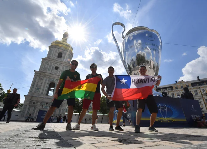 In skoraj bolj kot sam občutek po tekmi (zmagoslavni ali otožni) je močnejše nestrpno pričakovanje v zadnjih urah pred finalom, ki ga znajo pri Evropski nogometni zvezi (Uefa) dobro unovčiti. FOTO: Sergei Supinsky/AFP