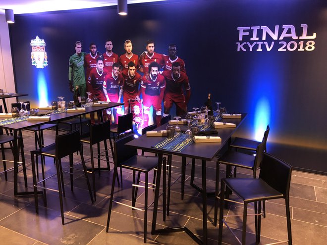 Mize ob katerih bodo sedeli družinski člani in prijatelji Liverpoolovih nogometašev. FOTO: Aljaž Vrabec