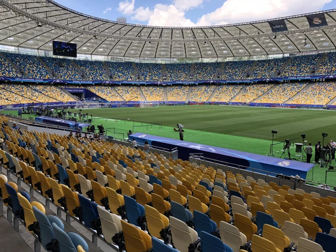Čeprav tribuna ni povsem ob igrišču, je pogled zelo dober. FOTO: Aljaž Vrabec