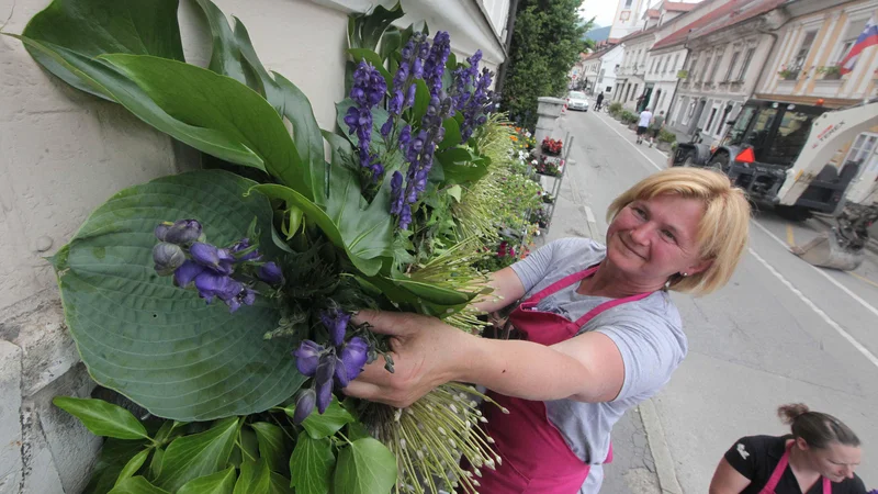 Fotografija: Cvetličarji iz sekcije pri Obrtno-podjetniški zbornici Slovenije so na državnem prvenstvu v Kamniku krasili mestne portale s cvetjem v barvah alpskih travnikov.