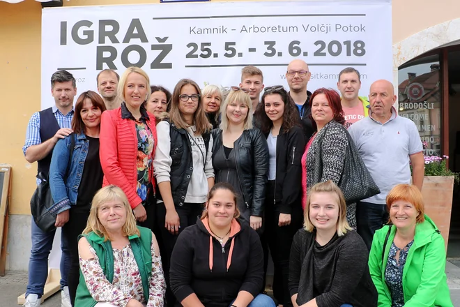 Na državnem prvenstvu tekmuje sedem ekip. Vsak tekmovalec ima lahko enega pomočnika: na fotografiji za spomin sta se ekipam pridružila predsednik sekcije Simon Ogrizek (skrajno levo v zadnji vrsti) in Božena Peterlin (druga z leve v srednji vrsti).