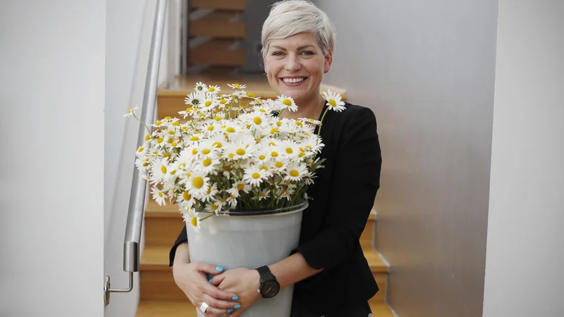 Fotografija: Vesna Pajić iz Hiše eksperimentov ima polne roke cvetja in dela, ker se skupaj s partnerji pripravljajo na Noč ima svojo moč, v Hiši pa tudi na deseti Znanstival, ki se začne 1. junija.