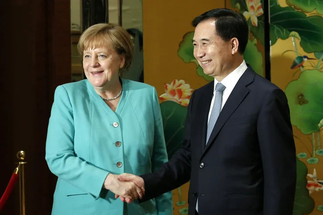Angela Merkel z Li Xijem v Shenzenu.<br />
FOTO: ReutersFOTO: Bobby Yip/Reuters